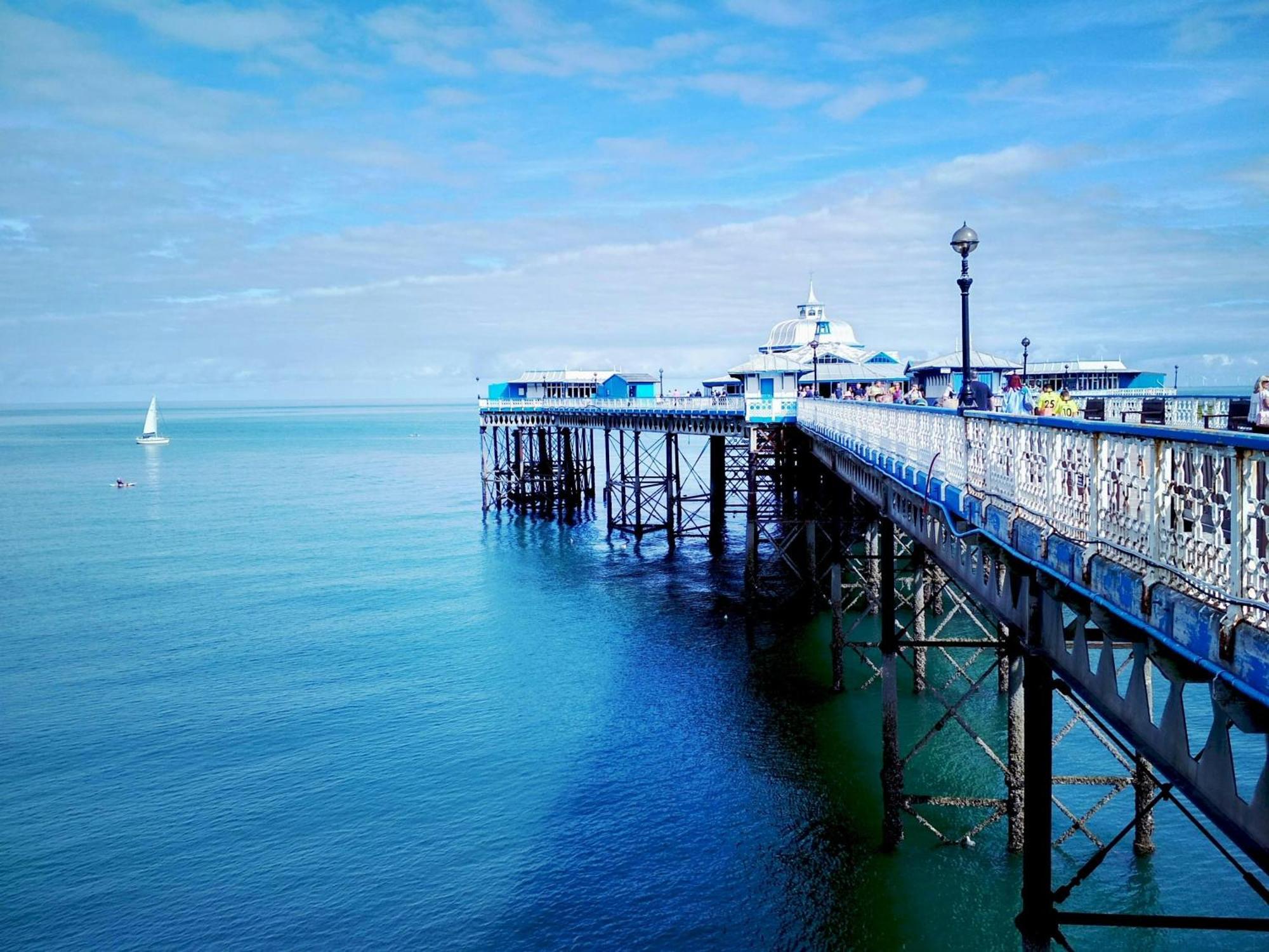 Seaside Solace 2Br With Scenic Coastline Views Llandudno Exterior photo